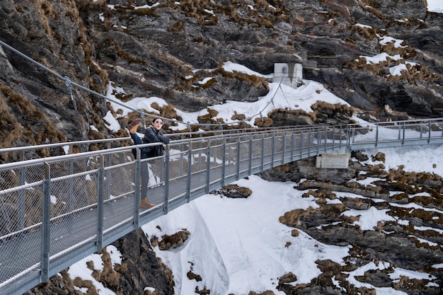 Grindelwald first Switzerland xAWoman on First Cliff Walk plataforma de observação na primeira montanha em Grindelwald com vistas alpinas