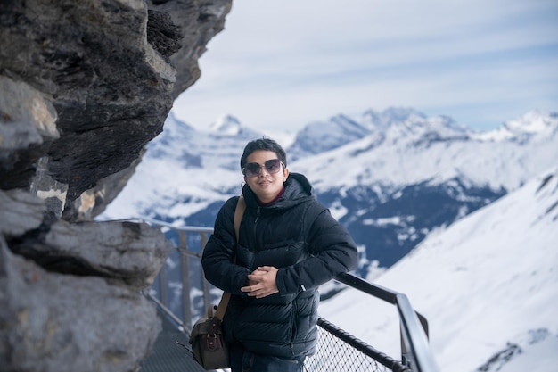 Grindelwald primera Suiza xAMan en la plataforma de observación First Cliff Walk en la primera montaña en Grindelwald con vistas alpinas