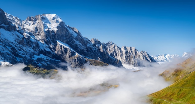 Grindelwald Suíça Montanhas e nuvens no vale Paisagem natural no alto das montanhas