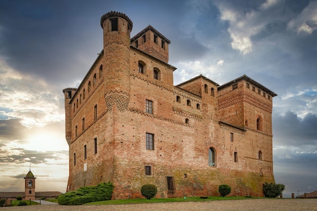 Grinzane Cavour Castel na zona do Piemonte Itália