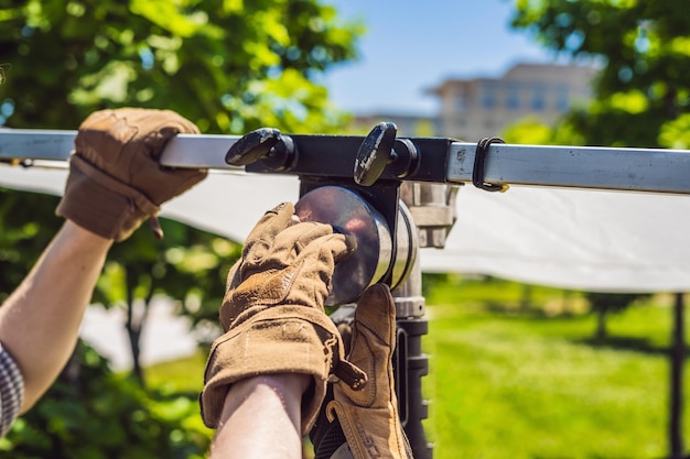 Grip-Team, Mitglieder der Lichtabteilung bereiten die Beleuchtungsausrüstung vor dem Schießen vor.