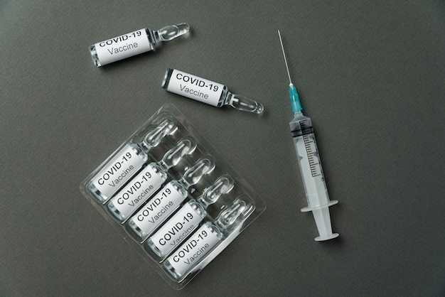 Grippe-coronavirus-impfstoff und spritze. impfstoffinjektion für ncov 2019.