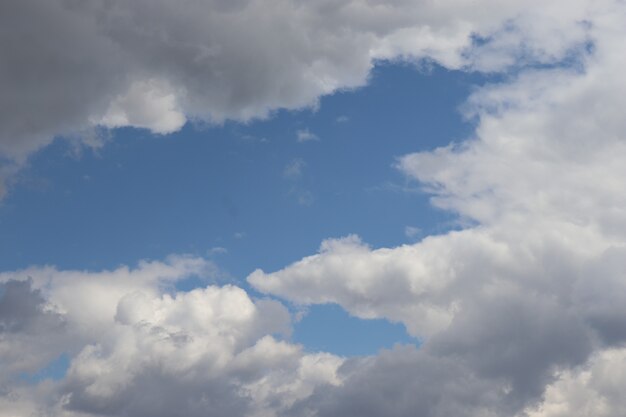 gris, blanco, esponjoso, nubes, en, cielo azul