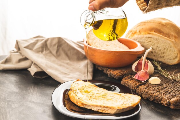 Grisines e pan de campo com óleo de oliva ajo e maionese saborizada