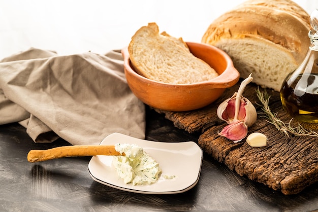 Grisines e pan de campo com óleo de oliva ajo e maionese saborizada