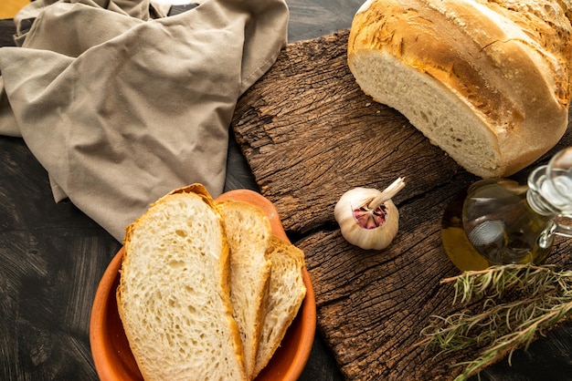 Foto grisines y pan de campo con aceite de oliva ajo y mayonesa saborizada