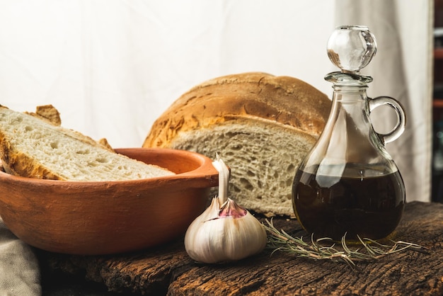 Grisines y pan de campo con aceite de oliva ajo y mayonesa saborizada