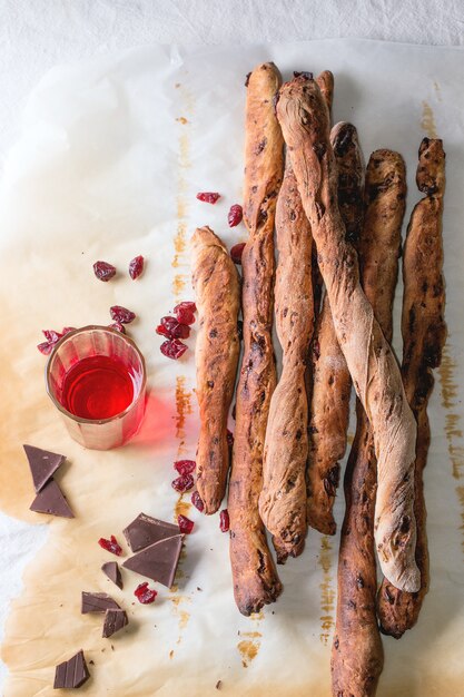 Grissini-Brot und roter Likör