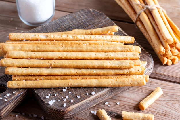 Grissini italiano o palitos de pan salado atados en la mesa