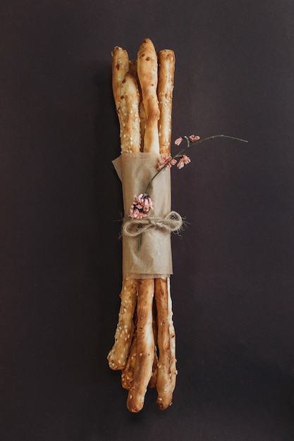 Foto grissini italiano ou palitos de pão salgado em fundo marrom