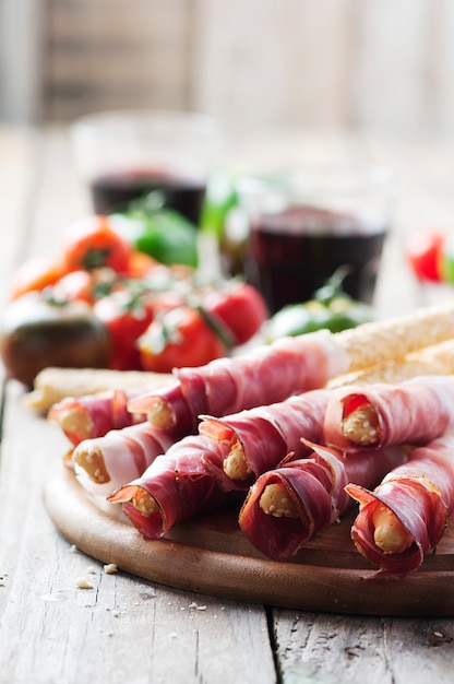 Grissini con jamón italiano