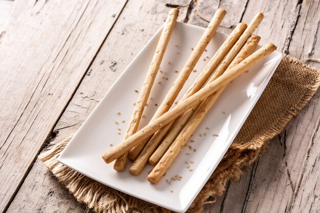 Grissini-Snack auf Holztisch