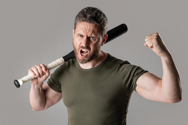 Gritando agresión de un hombre enojado con un bate en una foto de estudio de un hombre enojado sosteniendo un bate