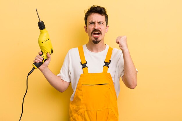 Gritando agressivamente com um faz-tudo de expressão irritada com conceito de broca