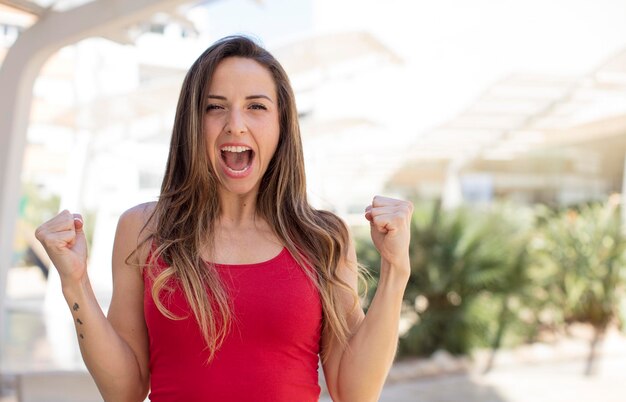 Foto gritando agressivamente com uma expressão de raiva ou com os punhos cerrados comemorando o sucesso