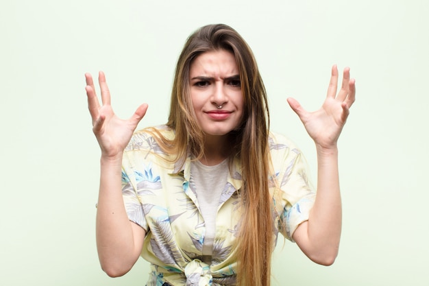 gritando com as mãos no ar, sentindo-se furioso, frustrado, estressado e chateado