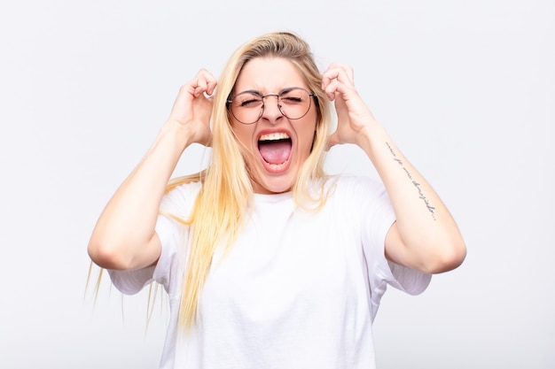 gritando com as mãos no ar, sentindo-se furioso, frustrado, estressado e chateado