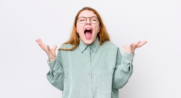 Gritando furiosamente sentindo-se estressado e irritado com as mãos no ar dizendo por que eu