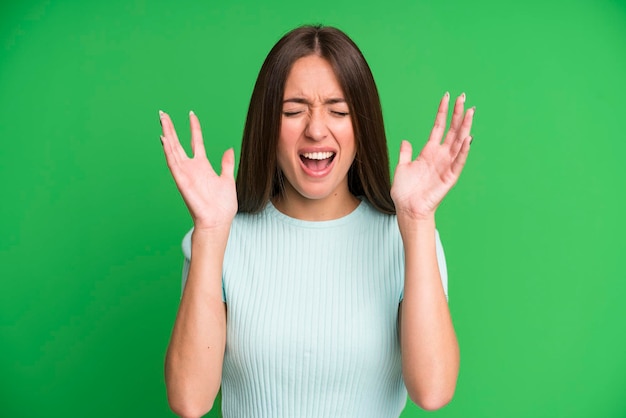 Gritando furiosamente sentindo-se estressado e irritado com as mãos no ar dizendo por que eu