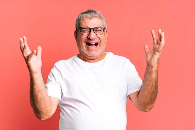 Gritando furiosamente sentindo-se estressado e irritado com as mãos no ar dizendo por que eu