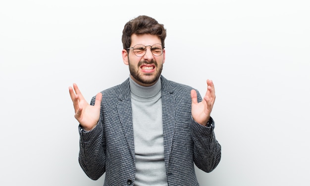 gritando furiosamente, sentindo-se estressado e irritado com as mãos no ar dizendo por que eu