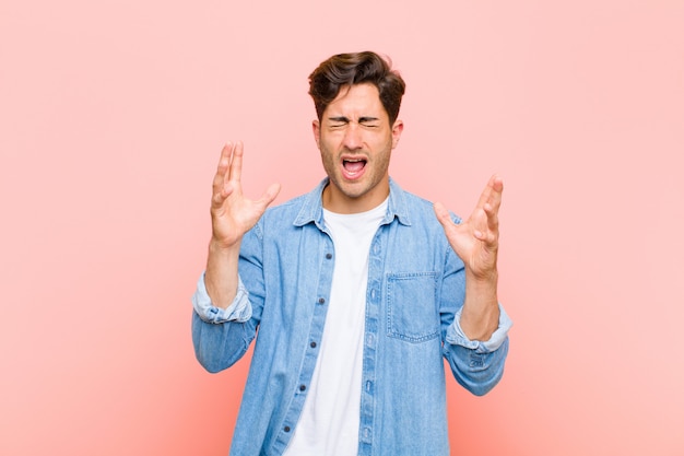 gritando furiosamente, sentindo-se estressado e irritado com as mãos no ar dizendo por que eu