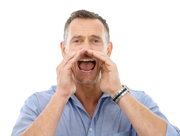 Gritando gritando y retrato de un hombre con un anuncio aislado en un fondo blanco Gritando loco y hombre de negocios tomando las manos para una conversación de chismes o comunicación en un fondo