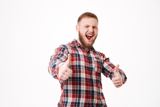 Gritando hombre barbudo en camisa con pulgares arriba