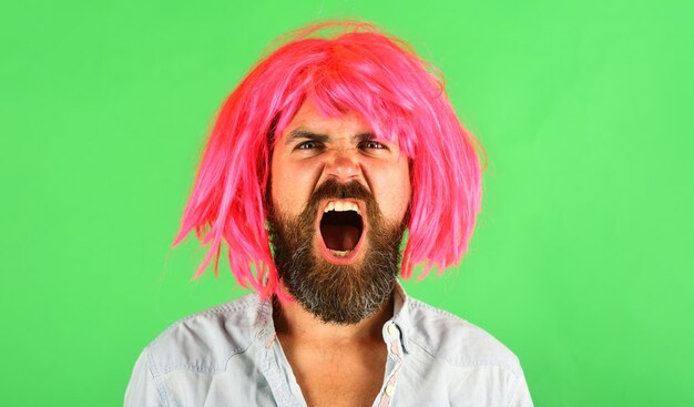 Gritando homem barbudo com peruca rosa homem irritado com barba e bigode com peruca colorida gritando cara com
