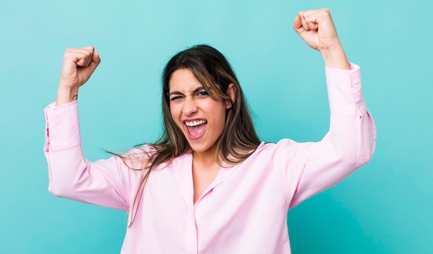 Gritando triunfalmente luciendo como un ganador feliz y sorprendido emocionado celebrando