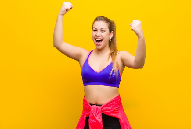 gritando triunfante, luciendo emocionado, feliz y sorprendido ganador, celebrando