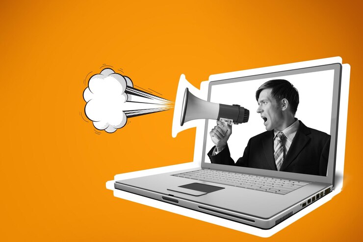 Foto gritando uma pessoa com um megafone no laptop. design moderno, colagem de arte contemporânea.