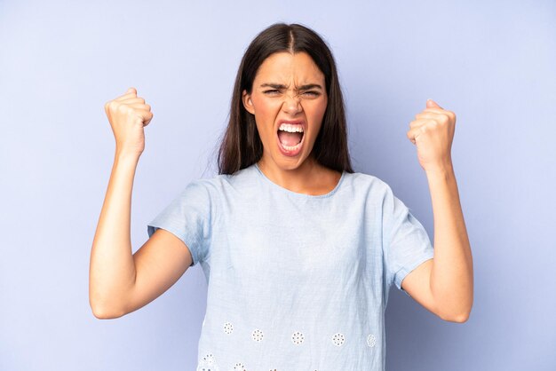 Gritar agressivamente com uma expressão de raiva ou com os punhos apertados celebrando o sucesso