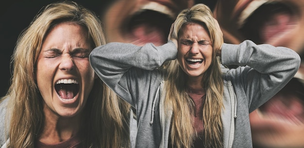 Grito de mulher e ansiedade com raiva de estresse e dor no rosto menina com raiva e esgotamento com medo de depressão e frustrada pela saúde mental com a boca aberta para chorar por ajuda com emoção ou luto