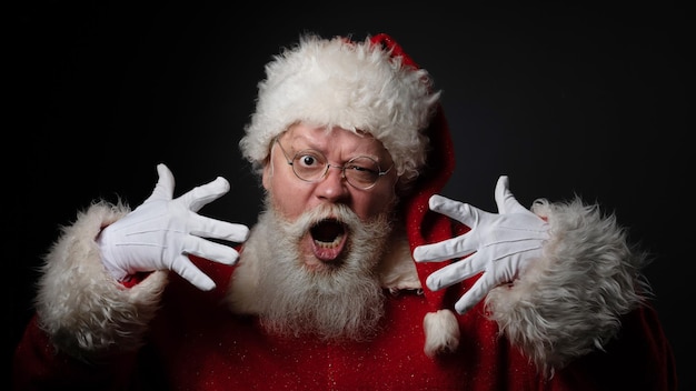 Grito engraçado do Papai Noel e gesticula explicando as regras, fundo preto