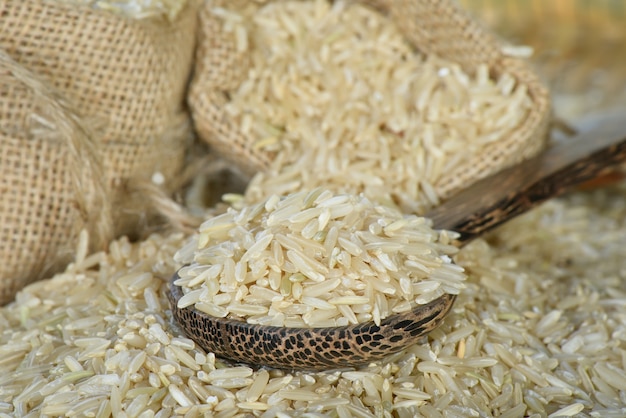 Grober Reis im hölzernen Löffel