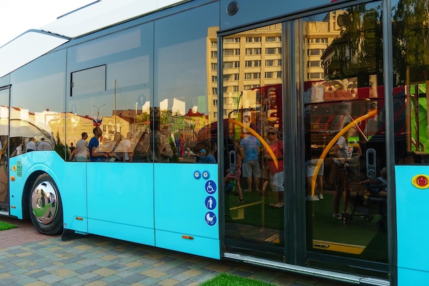 Grodno Belarus 2 de junho de 2022 Um novo ônibus moderno com motor elétrico na exposição de tecnologia Bus exterior closeup