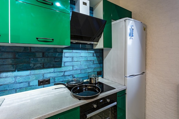 GRODNO BIELORRÚSSIA AGOSTO 2019 salão de luxo interior cozinha loft em design de estilo leve com cozinha verde com escadas