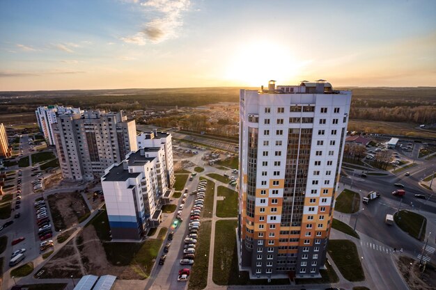 GRODNO BIELORRÚSSIA APRIL 2019 Vista panorâmica no novo bairro área de construção de arranha-céus desenvolvimento urbano bairro residencial à noite a partir de uma vista aérea