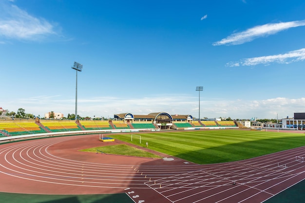 GRODNO BIELORRÚSSIA JULHO DE 2018 panorama da vista do complexo desportivo central vazio no estádio do campo de futebol no dia de verão