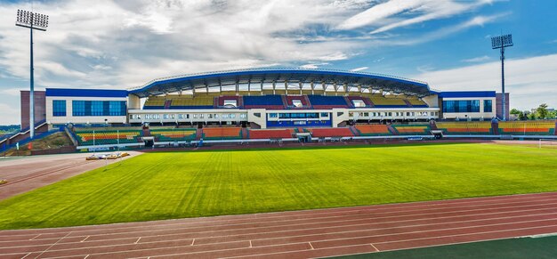 GRODNO BIELORRÚSSIA JULHO DE 2018 panorama da vista do complexo desportivo central vazio no estádio do campo de futebol no dia de verão