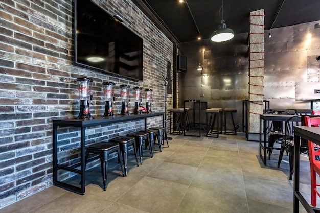 GRODNO BIELORRÚSSIA MARÇO 2019 interior no moderno bar desportivo de pub com estilo de design de loft escuro com cadeiras vermelhas