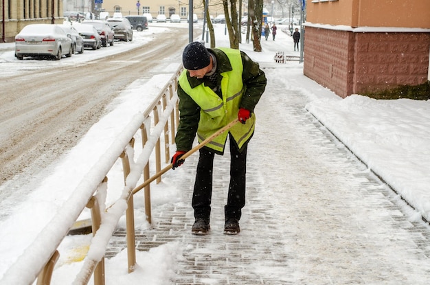 Grodno Bielorrusia 11 de enero de 2019 tormenta de nieve en la ciudad Carreteras y aceras cubiertas de nieve La pala del trabajador limpia la nieve Mal clima invernal Limpieza de calles después de la tormenta de nieve