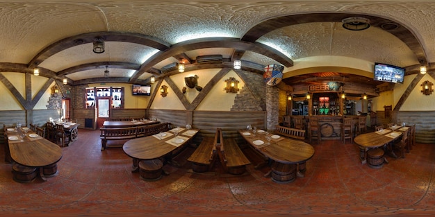 GRODNO BIELORRUSIA 12 DE NOVIEMBRE DE 2012 Vista panorámica de 360 grados en el interior de madera de un pequeño y elegante café bar vintage lleno de ángulo de 360 por 180 grados en proyección equirectangular skybox Contenido VR