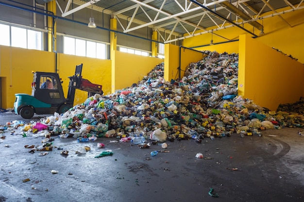 GRODNO BIELORRUSIA 16 DE OCTUBRE DE 2017 Plástico en la moderna planta de procesamiento de residuos peligrosos Reciclaje y almacenamiento de residuos para su posterior eliminación Clasificación de camiones y separación de botellas de plástico de basura