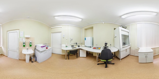 GRODNO BIELORRUSIA 20 DE ABRIL DE 2017 Vista panorámica 360 en equipos de laboratorio médico modernos para análisis Panorama completo de 360 por 180 grados en proyección esférica equirrectangular Skybox Contenido VR