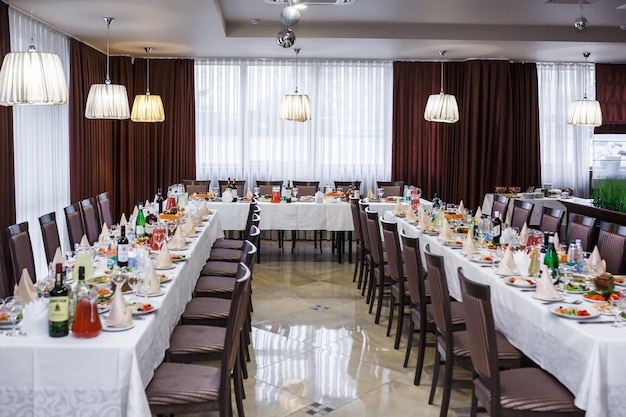 GRODNO BIELORRUSIA 25 DE DICIEMBRE DE 2017 interior del salón de banquetes equipado en estilo de color marrón blanco