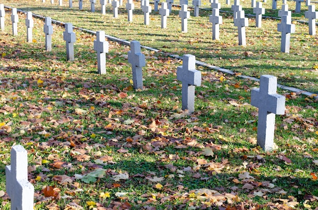 Grodno Bielorrusia 26 de octubre de 2018 Gran cementerio militar Muchas grandes cruces de piedra blanca bandera polaca Un moderno monumento bien cuidado