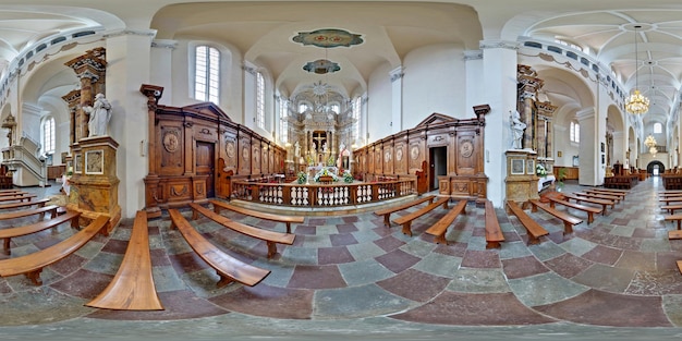 GRODNO BIELORRUSIA 29 DE ABRIL DE 2011 Vista panorámica 360 en el interior de la iglesia católica cerca del altar Panorama completo de 360 por 180 grados en proyección esférica equirectangular Contenido VR AR