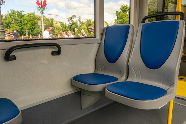 Grodno Bielorrusia 30 de agosto de 2022 Nuevos asientos cómodos dentro de un autobús público moderno Asientos en el autobús para personas mayores con discapacidad y pasajeros con niños Asientos especiales
